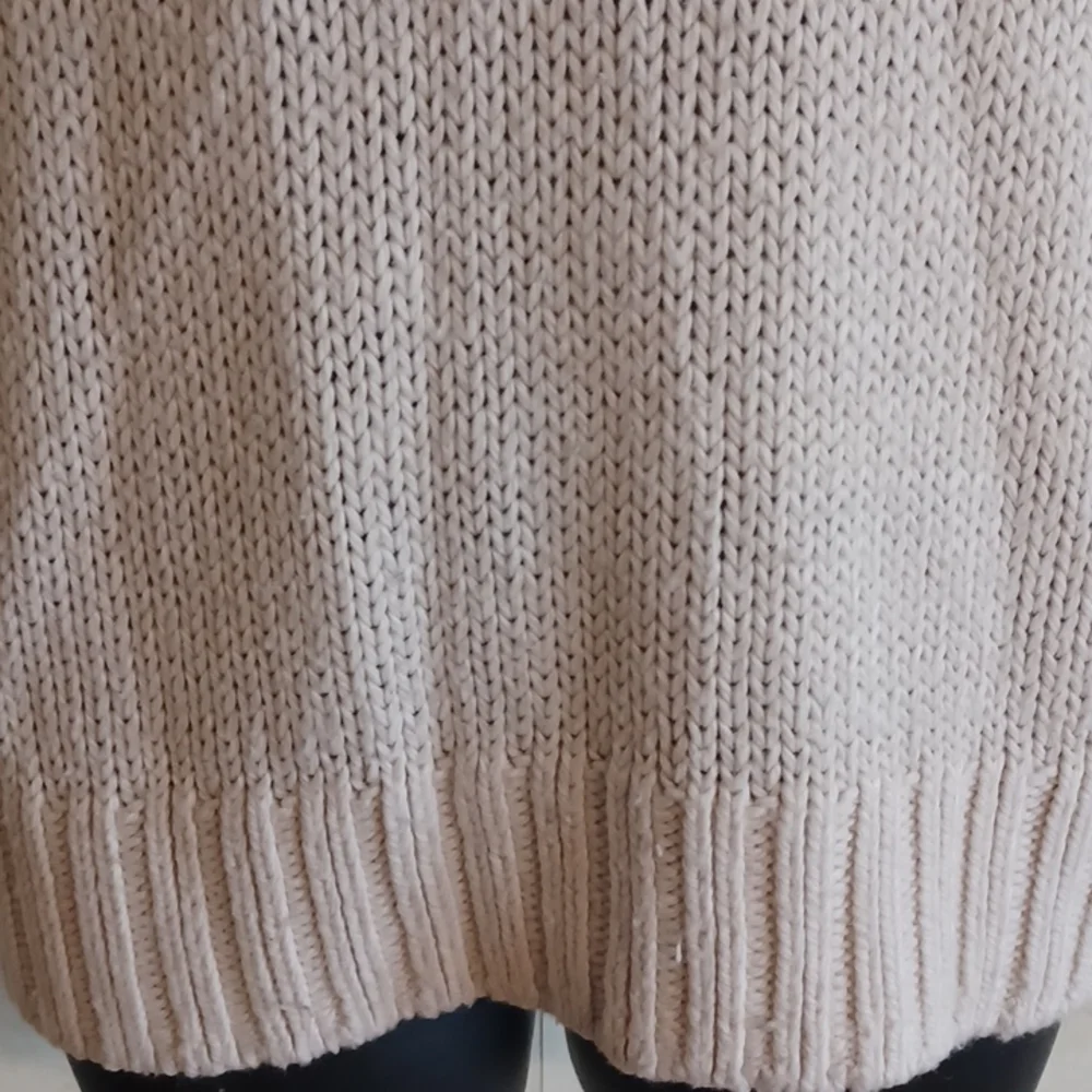 Pink Victorias Secret sweater. Size small. Oatmeal colored v neck cableknit type